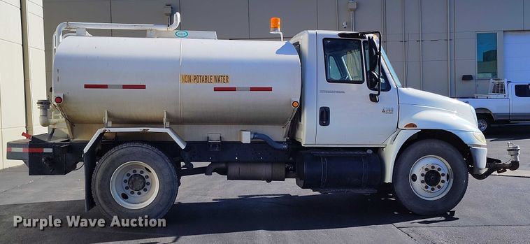 image for item DT0962 2007 International 4300 water truck