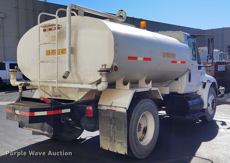 image for item DT0962 2007 International 4300 water truck