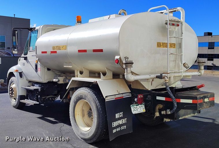 image for item DT0962 2007 International 4300 water truck