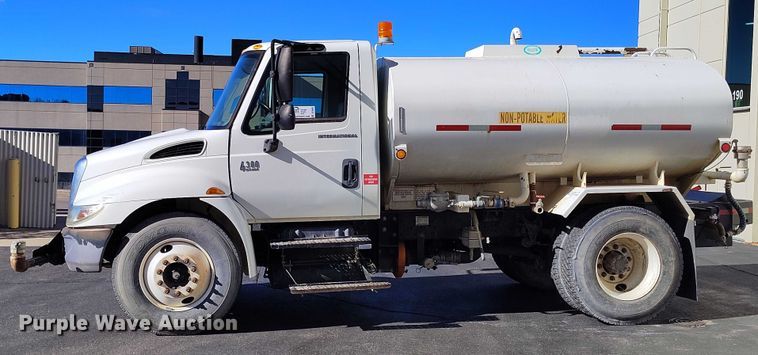 image for item DT0962 2007 International 4300 water truck