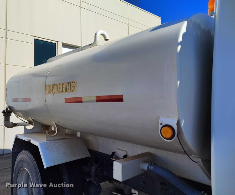 image for item DT0962 2007 International 4300 water truck