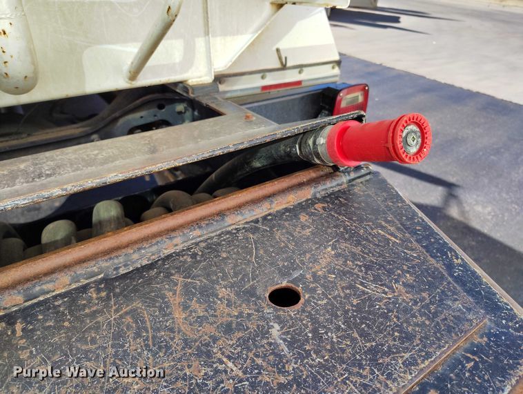 image for item DT0962 2007 International 4300 water truck