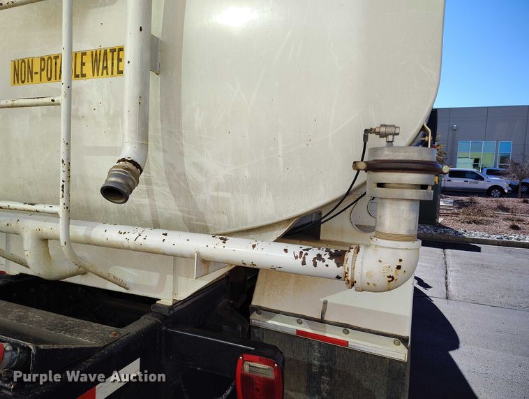 image for item DT0962 2007 International 4300 water truck