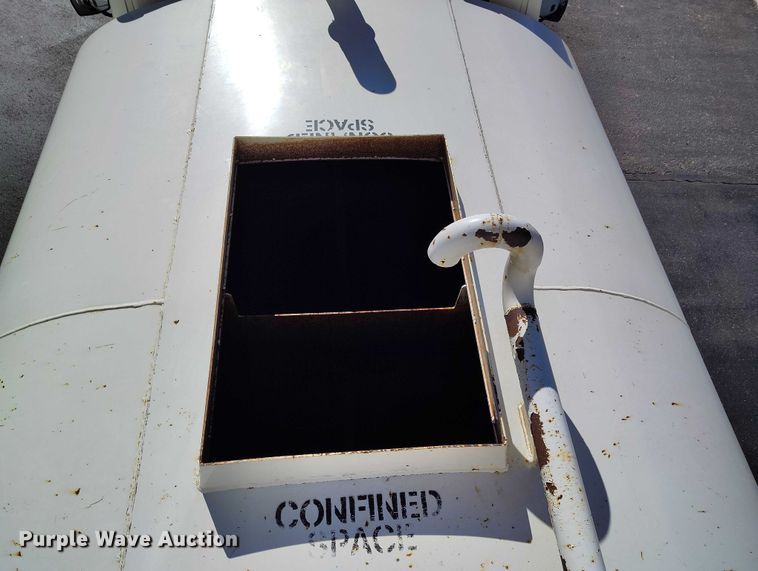 image for item DT0962 2007 International 4300 water truck