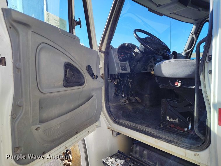 image for item DT0962 2007 International 4300 water truck