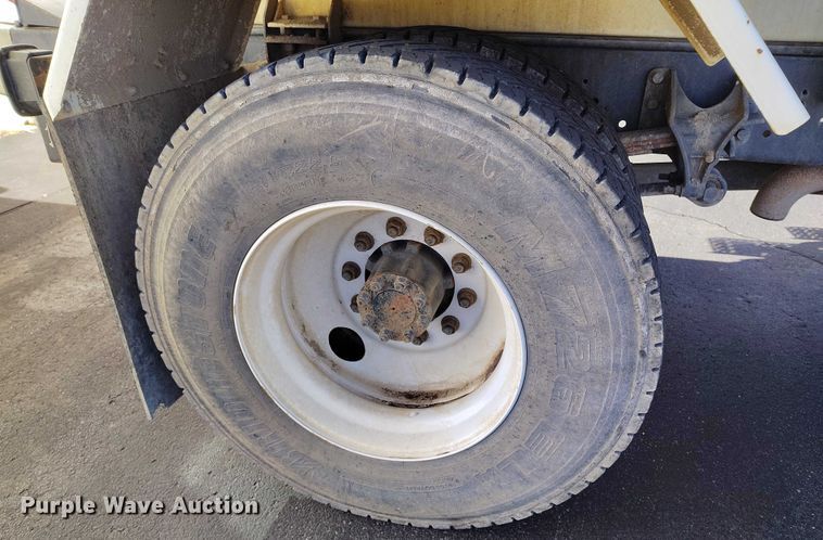 image for item DT0962 2007 International 4300 water truck