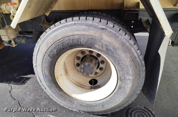 image for item DT0962 2007 International 4300 water truck