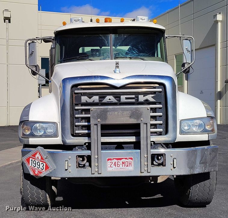 image for item DT0965 2007 Mack CTP713 fuel / lube truck