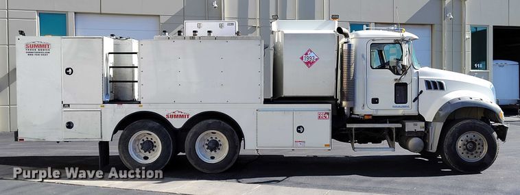 image for item DT0965 2007 Mack CTP713 fuel / lube truck