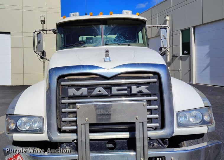 image for item DT0965 2007 Mack CTP713 fuel / lube truck