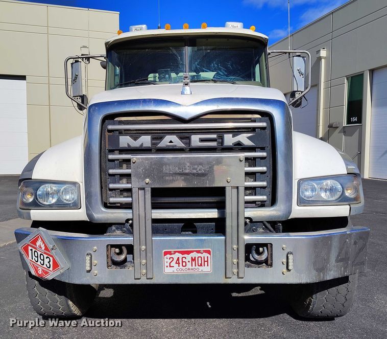 image for item DT0965 2007 Mack CTP713 fuel / lube truck