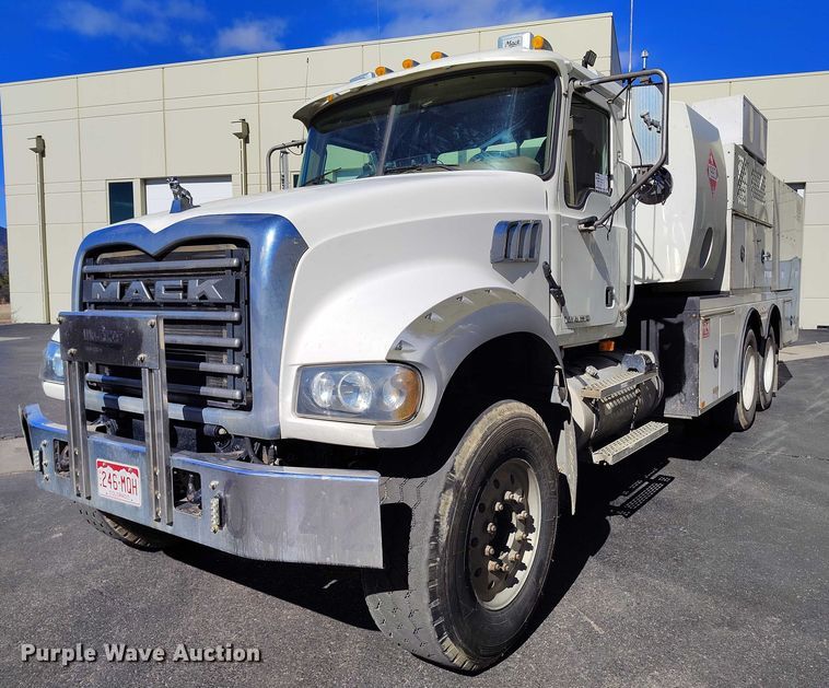 image for item DT0965 2007 Mack CTP713 fuel / lube truck