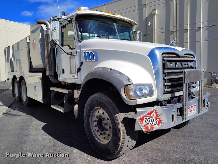 image for item DT0965 2007 Mack CTP713 fuel / lube truck