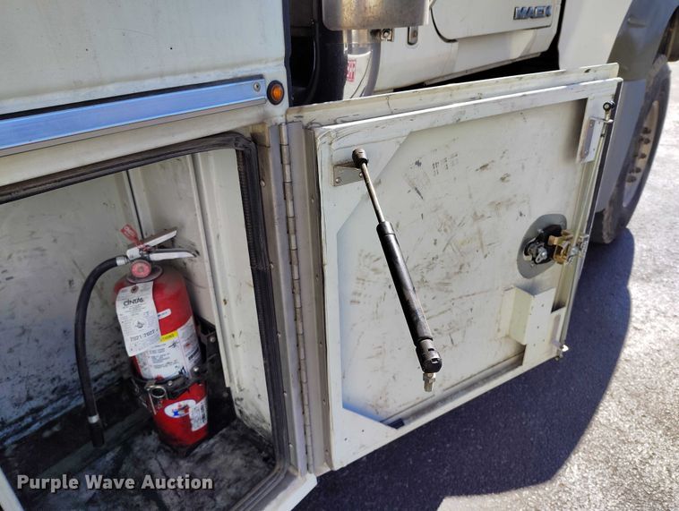 image for item DT0965 2007 Mack CTP713 fuel / lube truck