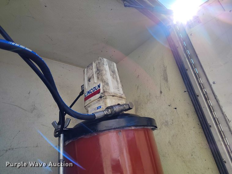 image for item DT0965 2007 Mack CTP713 fuel / lube truck