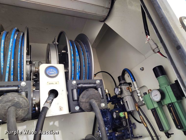 image for item DT0965 2007 Mack CTP713 fuel / lube truck