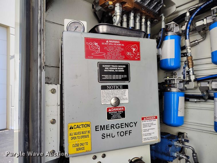 image for item DT0965 2007 Mack CTP713 fuel / lube truck