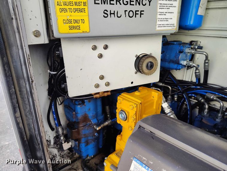 image for item DT0965 2007 Mack CTP713 fuel / lube truck