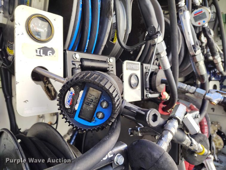 image for item DT0965 2007 Mack CTP713 fuel / lube truck