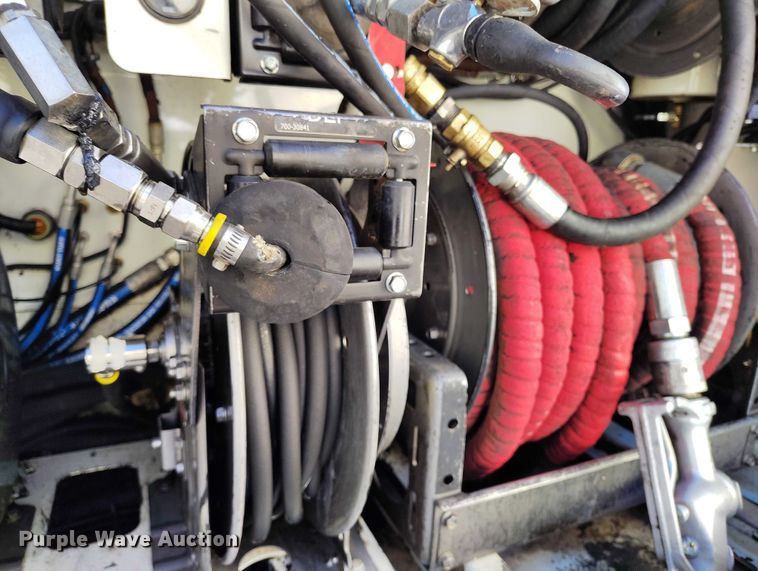 image for item DT0965 2007 Mack CTP713 fuel / lube truck