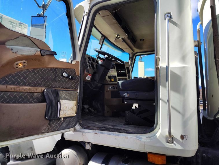 image for item DT0965 2007 Mack CTP713 fuel / lube truck