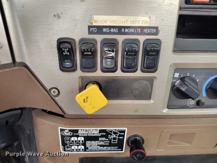 image for item DT0965 2007 Mack CTP713 fuel / lube truck