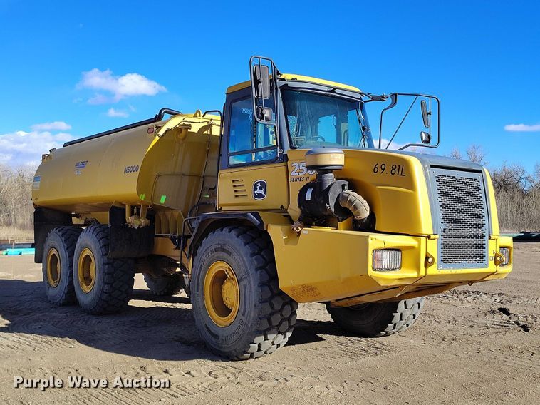 image for item DT0972 2003 John Deere 250D Series II water wagon