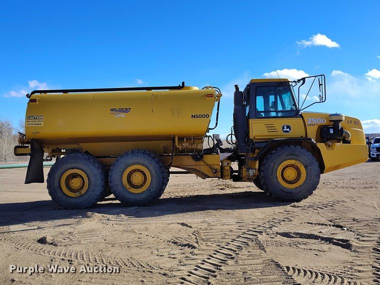 image for item DT0972 2003 John Deere 250D Series II water wagon