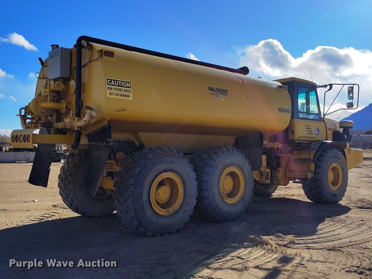 image for item DT0972 2003 John Deere 250D Series II water wagon