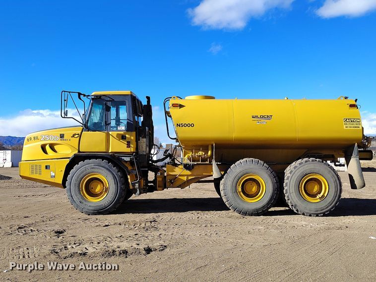 image for item DT0972 2003 John Deere 250D Series II water wagon