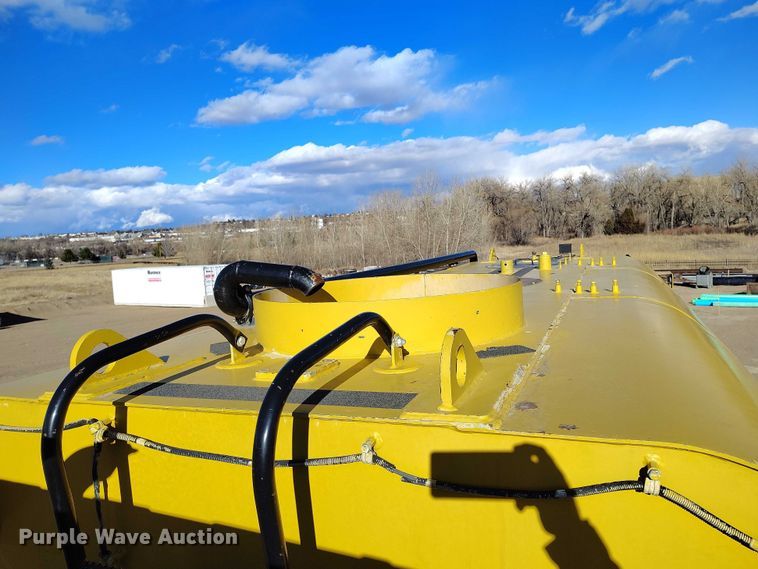 image for item DT0972 2003 John Deere 250D Series II water wagon