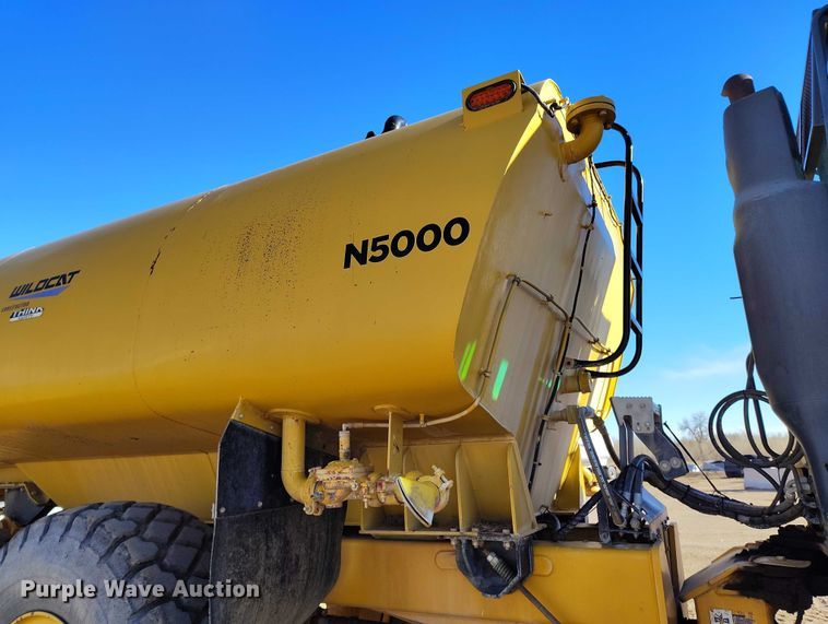 image for item DT0972 2003 John Deere 250D Series II water wagon