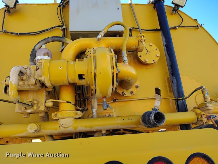 image for item DT0972 2003 John Deere 250D Series II water wagon