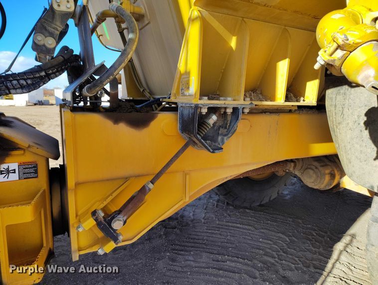 image for item DT0972 2003 John Deere 250D Series II water wagon