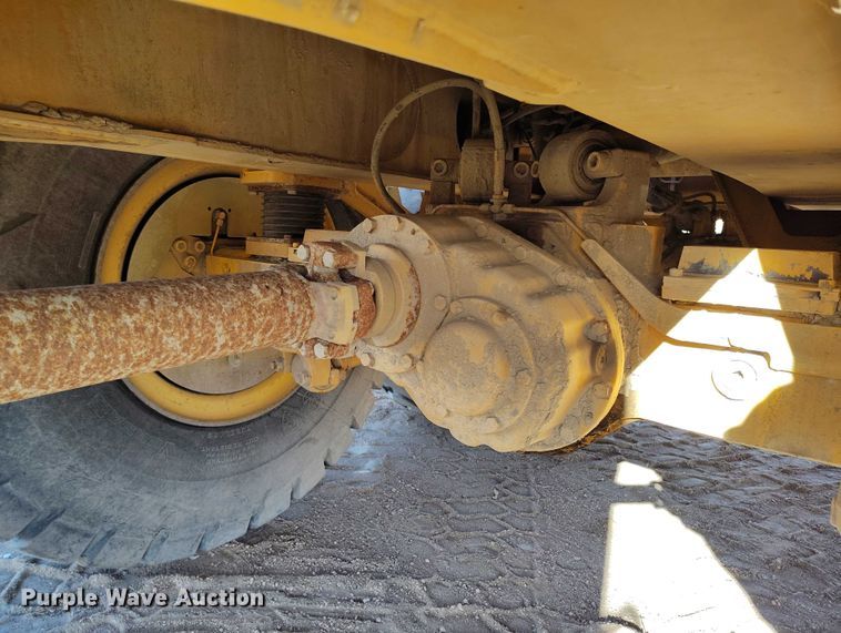 image for item DT0972 2003 John Deere 250D Series II water wagon