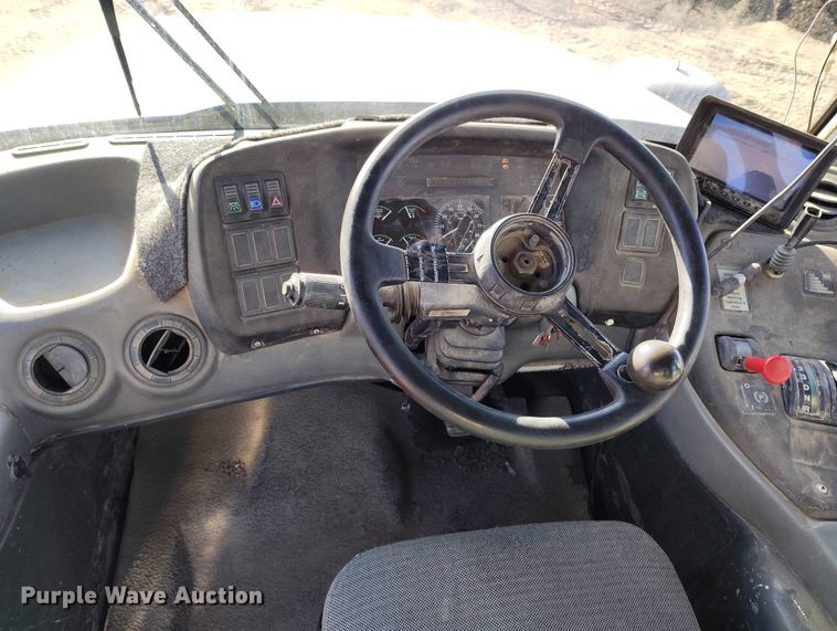 image for item DT0972 2003 John Deere 250D Series II water wagon