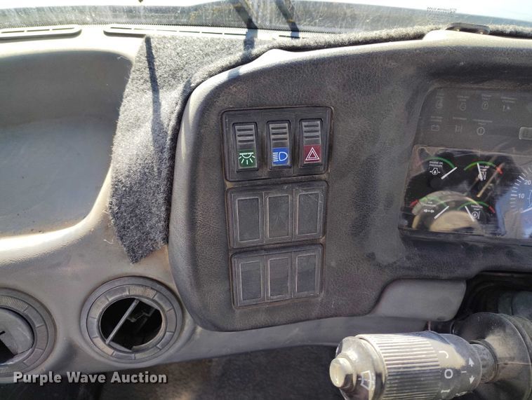 image for item DT0972 2003 John Deere 250D Series II water wagon