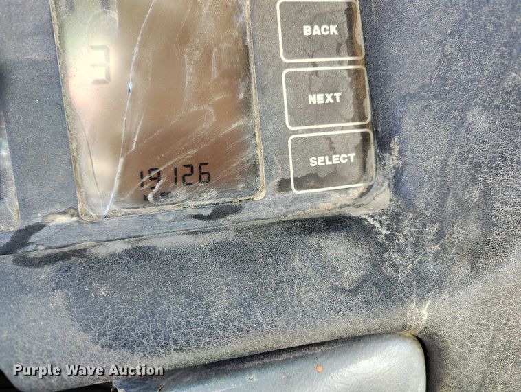 image for item DT0972 2003 John Deere 250D Series II water wagon