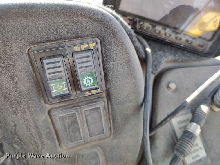 image for item DT0972 2003 John Deere 250D Series II water wagon