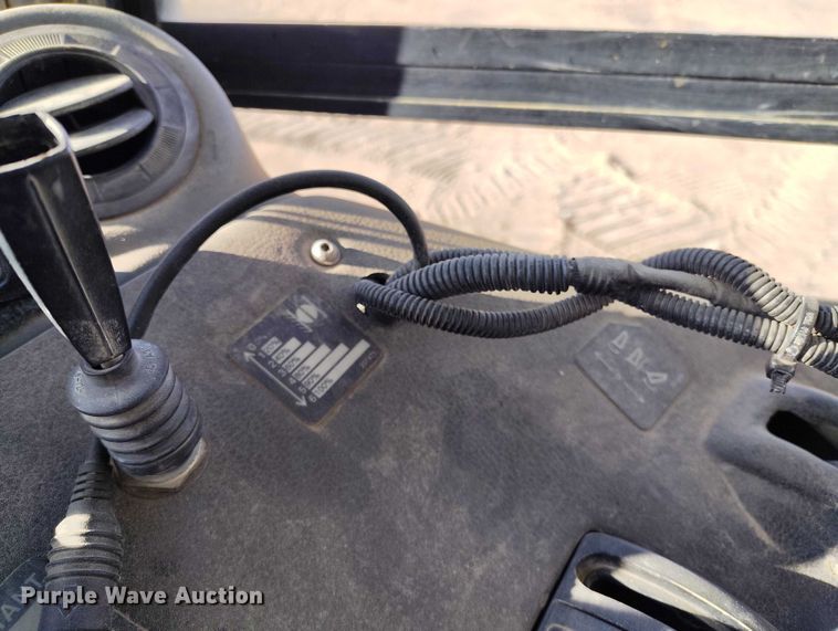 image for item DT0972 2003 John Deere 250D Series II water wagon