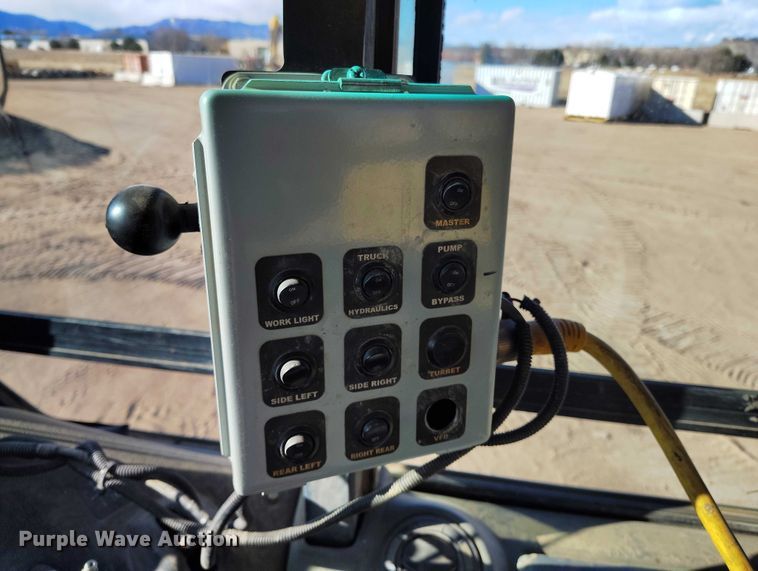 image for item DT0972 2003 John Deere 250D Series II water wagon