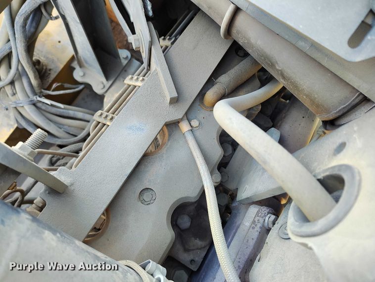 image for item DT0972 2003 John Deere 250D Series II water wagon