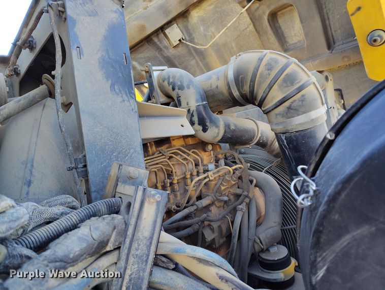 image for item DT0972 2003 John Deere 250D Series II water wagon