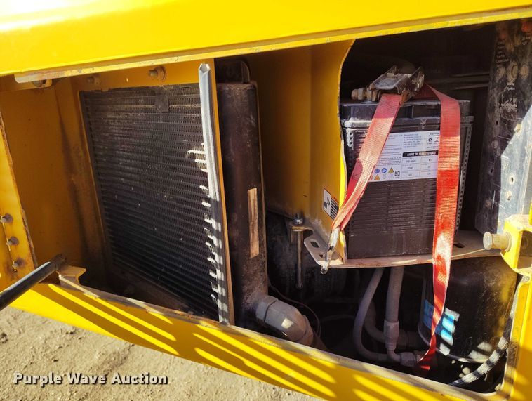 image for item DT0972 2003 John Deere 250D Series II water wagon