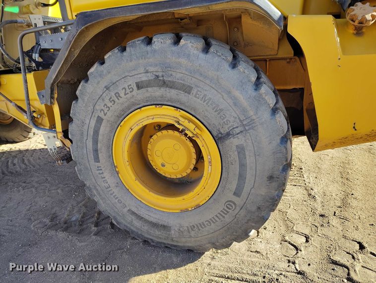 image for item DT0972 2003 John Deere 250D Series II water wagon