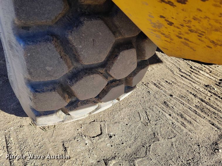 image for item DT0972 2003 John Deere 250D Series II water wagon