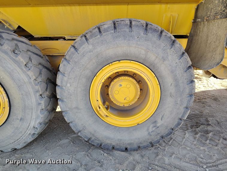 image for item DT0972 2003 John Deere 250D Series II water wagon