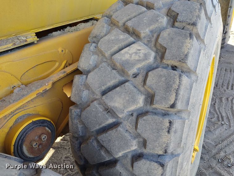 image for item DT0972 2003 John Deere 250D Series II water wagon