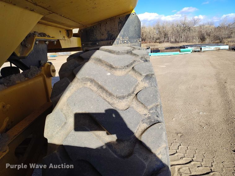 image for item DT0972 2003 John Deere 250D Series II water wagon