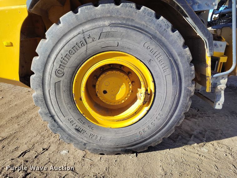 image for item DT0972 2003 John Deere 250D Series II water wagon